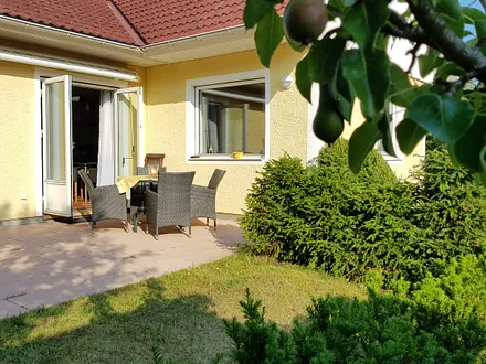 Windgeschützte Süd-West Terrasse, mit bequemen Rollliegen und Grill