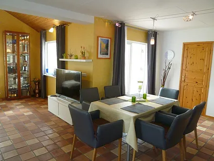 Großzügiger Wohnbereich mit Zugang zur Sonnenterrasse, hochwertiger, handgeformter Cottoboden im gesamten Wohn-, Ess- und Küchenbereich