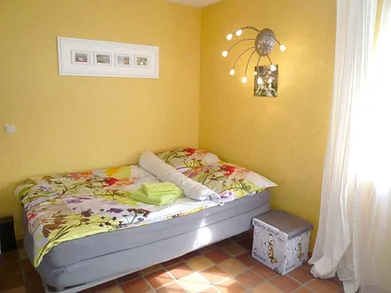 Zusätzliche Schlafmöglichkeit in einer Nische im Wohnzimmer 2m x1,4 m, hochwertig mit Matratze und Topper