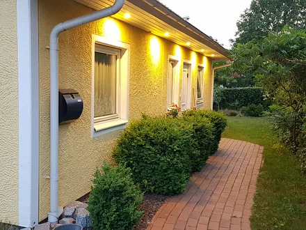 Eingang mit LED-Beleuchtung, zwei persönliche Stellplätze vor dem Haus, große Parkplätze - Parken ohne Stress