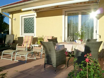 Große Sonnenterrasse mit Markise und bequemen Liegen, Sicht- und Windschutz