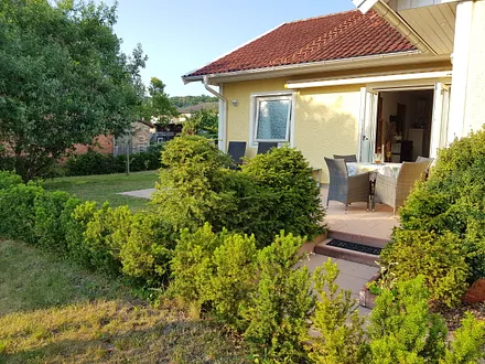Idyllische Terrasse im Grünen, geschützt durch die Eibenhecke, eigenes Grundstück