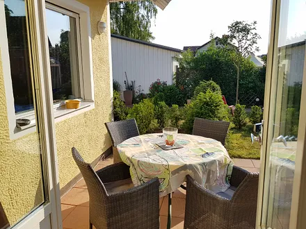 Schön angelegter Garten, Terrasse mit Markise