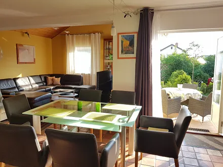 Großzügiges Wohnzimmer mit Möbeln aus echtem Leder, direkter Ausgang zur Terrasse