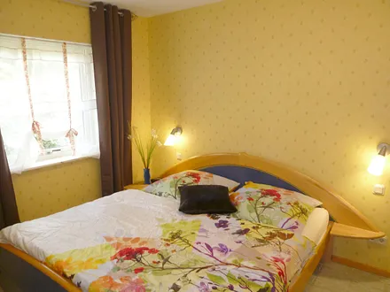 Schlafzimmer nach Osten mit Doppelbett