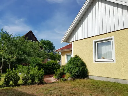 Schön angelegter Garten, Terrasse nach Süden und Westen orientiert