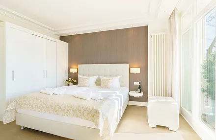 Schlafzimmer mit Doppelbett