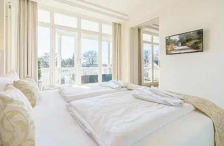 Schlafzimmer mit Doppelbett