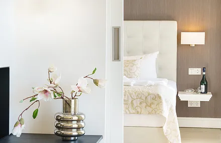 Schlafzimmer mit Doppelbett