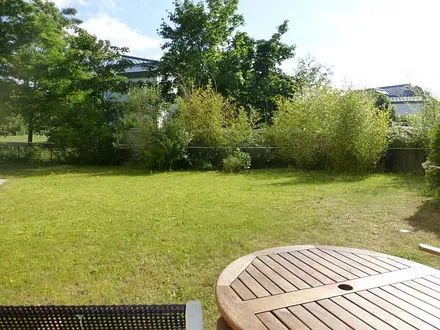 Terrassenblick.Ein Grill steht Ihnen zur Verfügung. Die Terrasse ist mit einer gepflegten Wiese umzäunt. Für Gäste die im Urlaub viel Wert auf Freiraum und Sicherheit für Ihre Klein-Kinder legen.