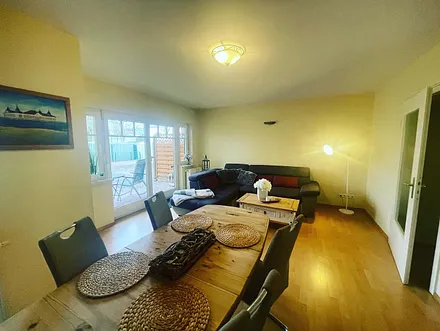 Der kombinierte Wohn- und Essbereich überzeugt mit Relaxsofa auf dem zwei weitere Personen bequem übernachten können, Flat TV, DVD Player.