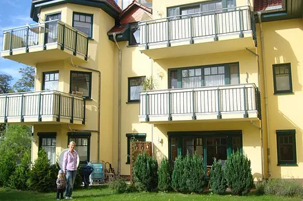 Terrassenblick.Ein Grill steht Ihnen zur Verfügung. Die Terrasse ist mit einer gepflegten Wiese umzäunt. Für Gäste die im Urlaub viel Wert auf Freiraum und Sicherheit für Ihre Klein-Kinder legen. 