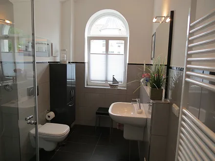 modernes Bad mit Regendusche