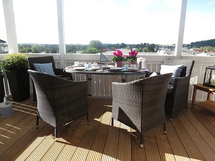 großer, sonniger Süd-Balkon