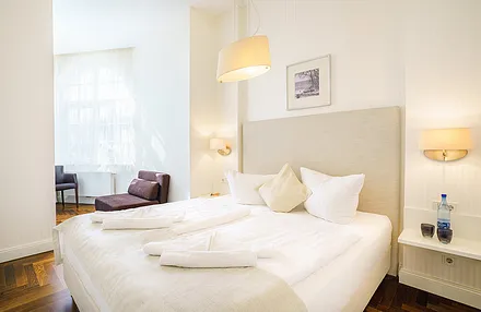 Schlafzimmer mit Doppelbett