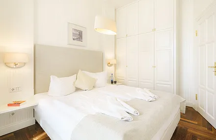 Schlafzimmer mit Doppelbett