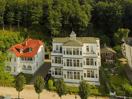 Die Ferienwohnung Elisabethblick liegt im Hochparterre links im Bild.