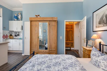 Blick zur Küchenzeile und zum Flur.