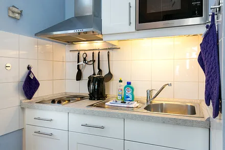 Die Küchenzeile ist ausgestattet mit Geschirrspüler, Mikrowelle, 2-Platten-Kochfeld, Kühlschrank mit Gefrierfach, Kaffeemaschine, Espressomaschine, Wasserkocher und Toaster.