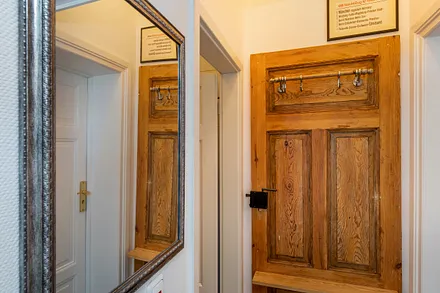 Der Flur mit Garderobe. Die Tür in der Bildmitte führt ins Bad.