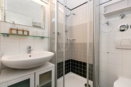 Das kleine Bad mit Dusche und WC.