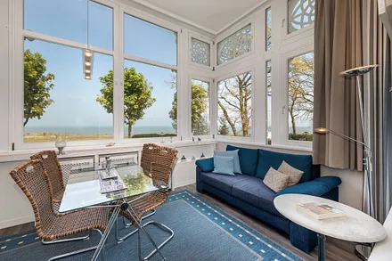 Die schöne Loggia bietet einen wunderbarem Panoramameerblick über die Binzer Bucht. Auf der Couch kann bei Bedarf für 1 Person aufgebettet werden.