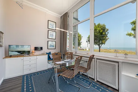 Flachbild-TV, Radio mit CD-Player und ein Eßplatz mit Meerblick sind vorhanden.