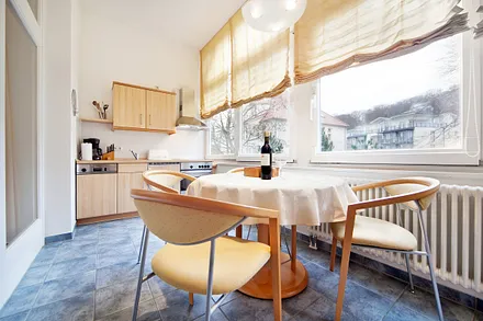 Die Küche befindet sich im geschlossenen Balkon.