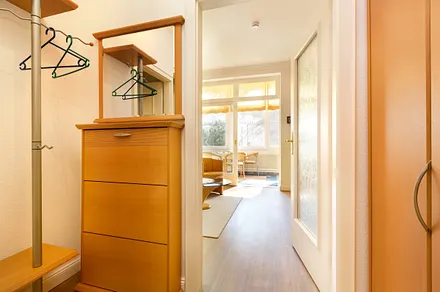 Im Flur finden Sie einen großen Kleiderschrank mit viel Stauraum für die Urlaubsgarderobe.