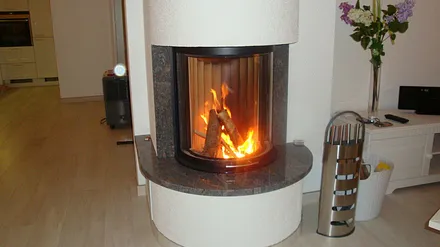 Ein Glas guten Rotweins oder Grog am lodernden Kamin - wärmt Sie auch an kühleren Tagen