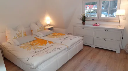 Traumhafte Schlafzimmer mit LCD-TV im Obergeschoß