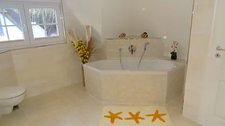 Grosses Bad mit Wanne gleich neben den Schlafzimmern