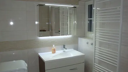 Gästebad mit Dusche im Erdgeschoß