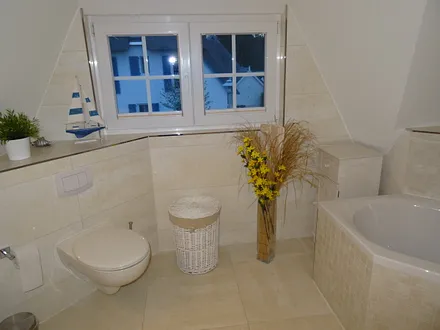 Bad im Obergeschoß mit Wanne