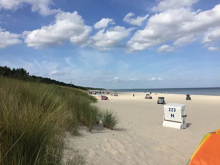 Breiter feinsandiger Strand soweit das Auge reicht