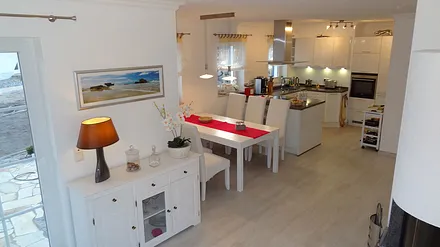 In frischem maritimen Weiss empfängt Sie unser Wohnraum