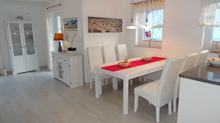 Der gemütliche Eßbereich befindet sich praktischer Weise gleich neben der Küche