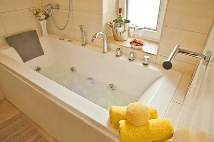Villa See-Eck FeWo 1.OG - Badezimmer mit Whirlpool