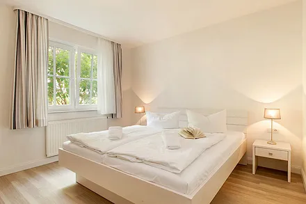 Das größere Schlafzimmer mit Doppelbett ... 