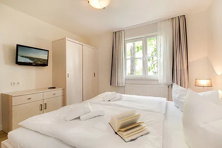 ... Fenster mit Außenrolladen (elektrisch bedienbar), Kleiderschrank und TV.