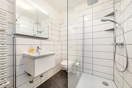 Das Bad wurde 2018 saniert und bietet nun WC und Echtglasdusche.