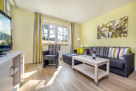 Das schöne Wohnzimmer mit bequemem Sitzbereich.