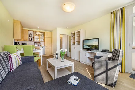 Flat-TV, BlueRay-Player und Radio sind vorhanden. Rechts im Bild der Austritt zur Terrasse.