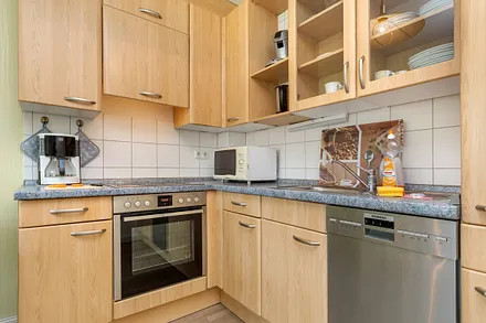 Die Küchenzeile ist komplett mit Geschirrspüler, Mikrowelle, Geschirr etc. ausgestattet.