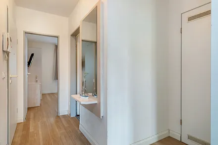 Der Flur mit Garderobe und Blick in das größere Schlafzimmer.