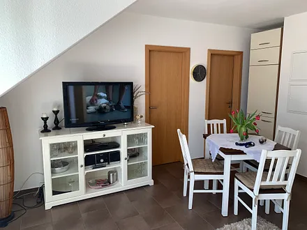 mit großem Fernseher 