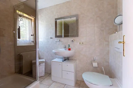 Bad mit Dusche und WC