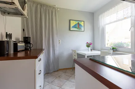 Küche mit Airfryer, Kaffeemaschine, Toaster, Wasserkocher