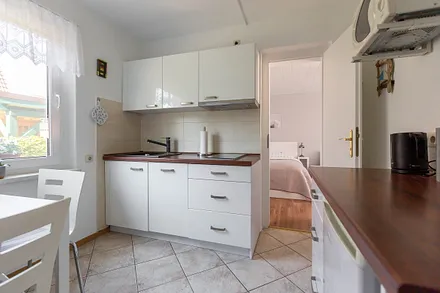 Küche mit Geschirrspüler