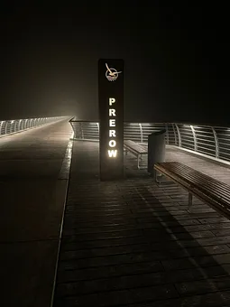beleuchtete Seebrücke bei Nacht